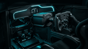 Poste de simracing vu de face : volant de formule à écran sur une base direct drive, pédalier à deux pédales sur son plateau, montants en profilé aluminium et bandeau d'afficheur éclairé en cyan