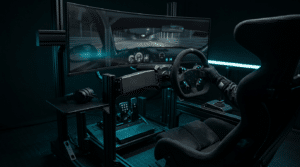 Pilote ganté au volant d'un cockpit en profilé aluminium, face à un écran ultra large incurvé qui affiche une course de nuit, avec baquet, pédalier, levier et tablette portant un casque audio, sous un éclairage cyan