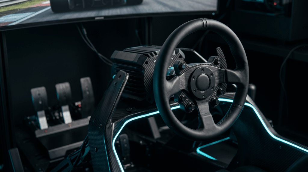 Volant rond en cuir monté sur une base de simracing, devant un pédalier trois pédales et un écran affichant un circuit, dans un cockpit en carbone à éclairage bleu