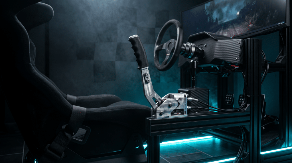 Cockpit simracing en profilés aluminium, baquet, frein à main, volant rond et pédalier, éclairage cyan sous le châssis