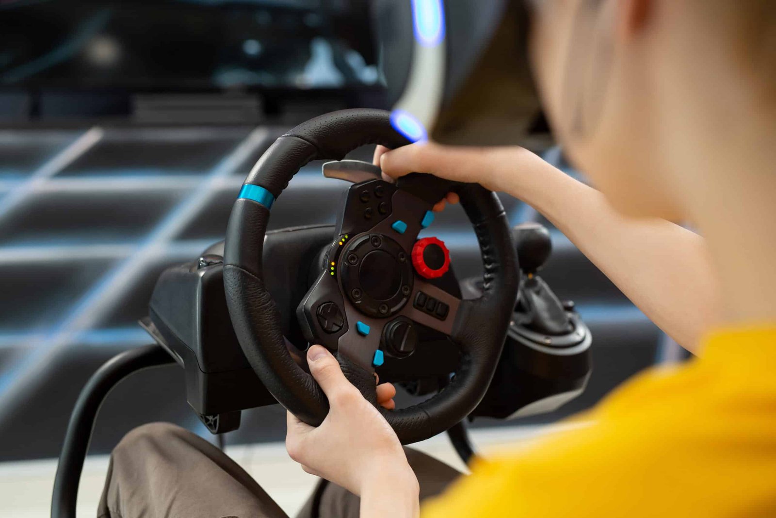Pilote les deux mains sur la jante d'un volant simracing à retour de force, levier de vitesse à droite