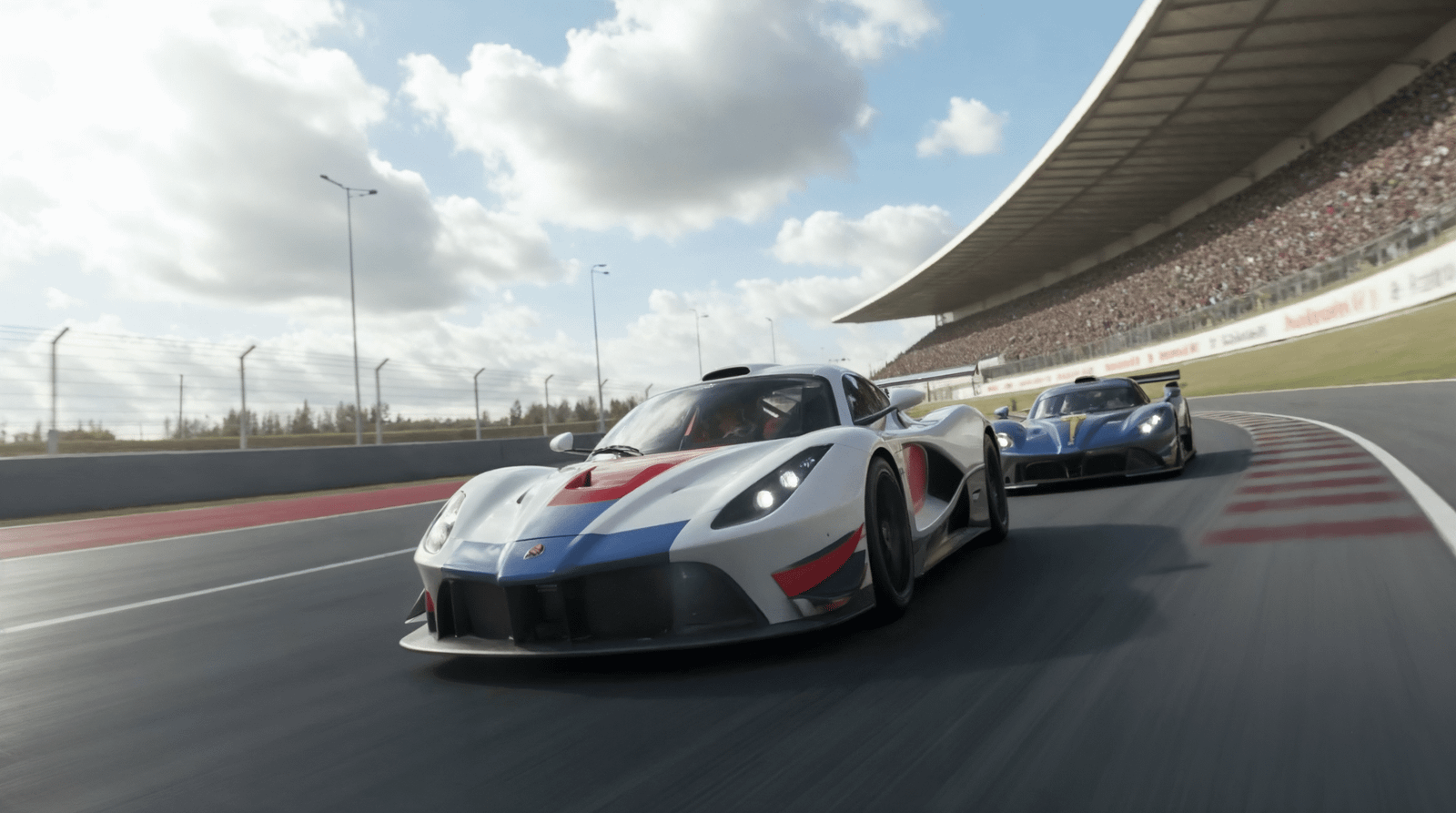 Deux voitures de course GT en courbe devant une tribune, une blanche à bandes bleue et rouge suivie d'une bleue